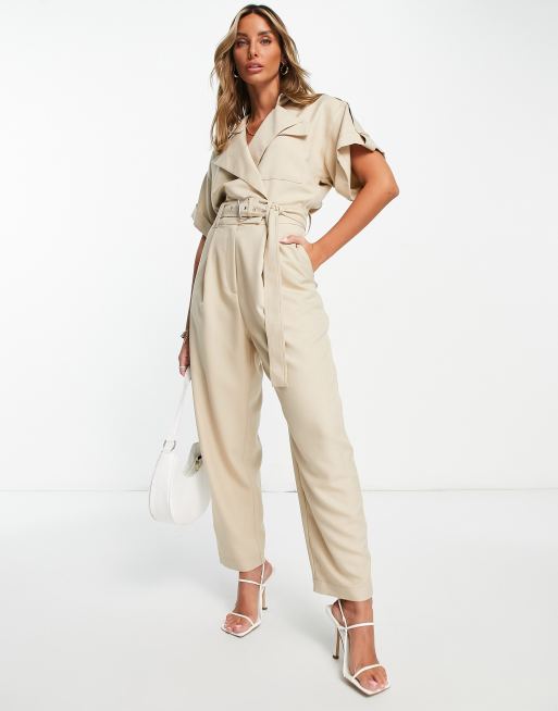 ASOS DESIGN – Kurzärmliger, eleganter Jumpsuit im Smoking-Design in Stein  mit Gürtel