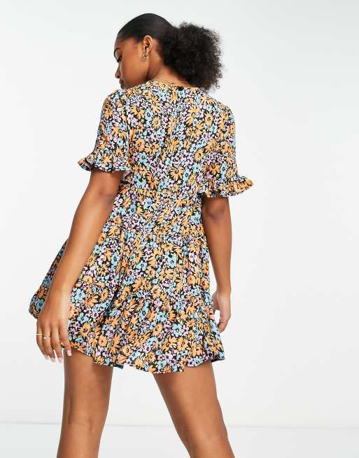 ASOS DESIGN – Kurzärmliger, gestufter Hänger-Jumpsuit aus Blasenkrepp mit Blumenmuster, 2 von 4