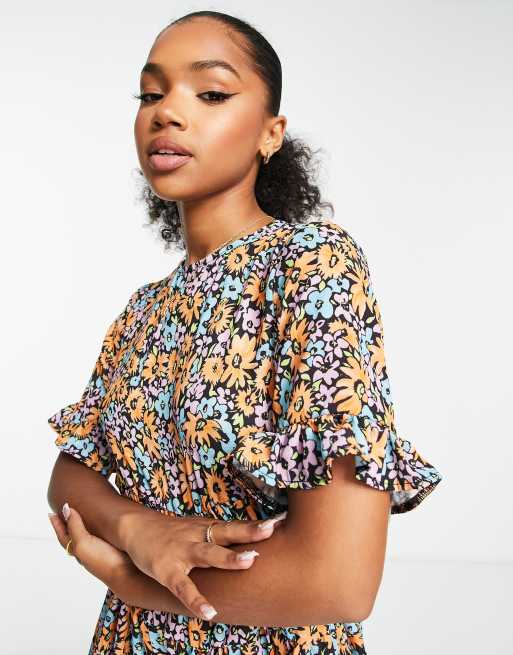 ASOS DESIGN – Kurzärmliger, gestufter Hänger-Jumpsuit aus Blasenkrepp mit Blumenmuster, 3 von 4