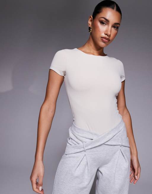 ASOS DESIGN – Kurzärmliger, modellierender und hochgeschlossener Body aus hochwertigem Material in Steinbeige, Rundhalsausschnitt