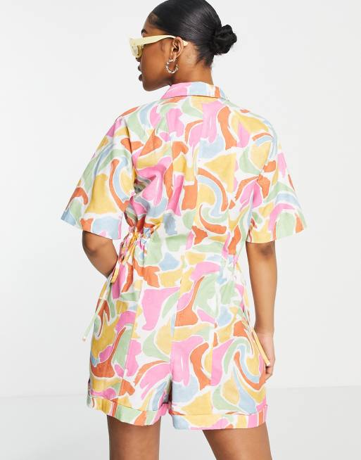 ASOS DESIGN – Kurzärmliger Overall mit Taillenschnürung, kurzem Schnitt und Marmormuster, 3 von 4
