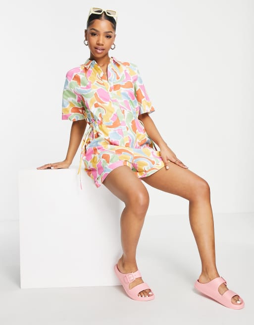 ASOS DESIGN – Kurzärmliger Overall mit Taillenschnürung, kurzem Schnitt und Marmormuster, 4 von 4