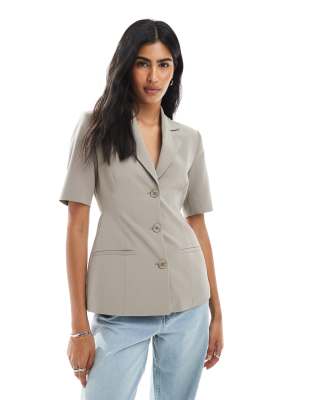 ASOS DESIGN - Kurzärmliger, taillierter Blazer in Mokkabraun