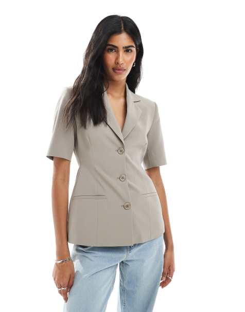 ASOS DESIGN – Kurzärmliger, taillierter Blazer in Mokkabraun - view 1