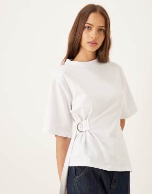 ASOS DESIGN - Kurzärmliges, asymmetrisches Oberteil in Weiß mit tailliertem Design