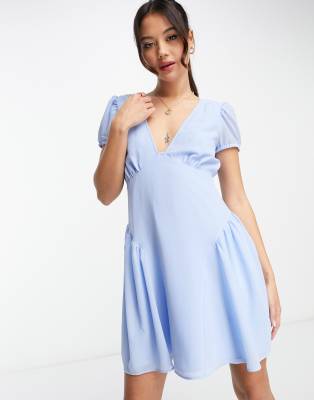 ASOS DESIGN - Kurzärmliges Chiffon-Minikleid in Kornblumenblau mit V-Ausschnitt