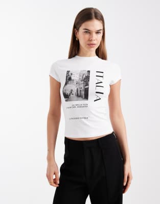 ASOS DESIGN - Kurzärmliges Cropped-Oberteil in Cremeweiß mit „Italia"-Grafikprint-Bunt