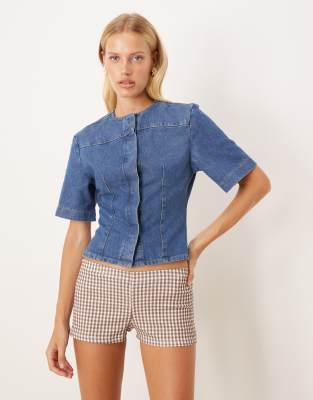 ASOS DESIGN - Kurzärmliges Denim-Oberteil in Mittelblau ohne Kragen
