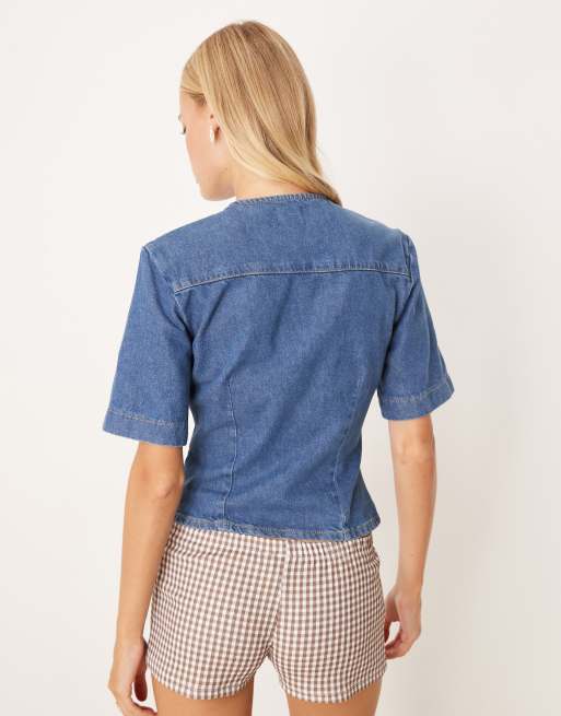 ASOS DESIGN – Kurzärmliges Denim-Oberteil in Mittelblau ohne Kragen, 4 von 4