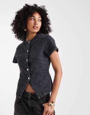 ASOS DESIGN - Kurzärmliges Denim-Oberteil in verwaschenem Schwarz mit Knopfleiste vorne