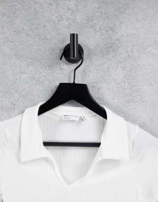 ASOS DESIGN – Kurzärmliges, figurbetontes Polo-Oberteil mit Rippenstruktur in Weiß, 3 von 4