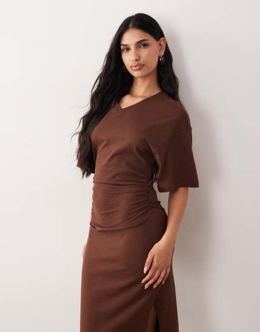 ASOS DESIGN – Kurzärmliges, gerafftes Midaxi-T-Shirt-Kleid in Braun mit V-Ausschnitt und Schlitz, 2 von 4
