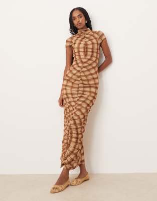 ASOS DESIGN - Kurzärmliges, gerafftes Midikleid aus Netzstoff mit Karomuster-Bunt