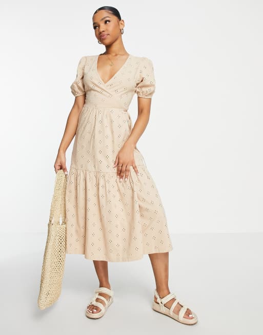 ASOS DESIGN – Kurzärmliges, gestuftes Midi-Wickelkleid in Sand mit Lochstickerei