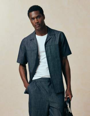 Kurzärmliges Hemd aus leichtem Denim in Raw-Waschung, Kombiteil-Marineblau Marineblau L