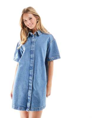 ASOS DESIGN - Kurzärmliges Jeans-Hemdkleid in mittelblauer Waschung