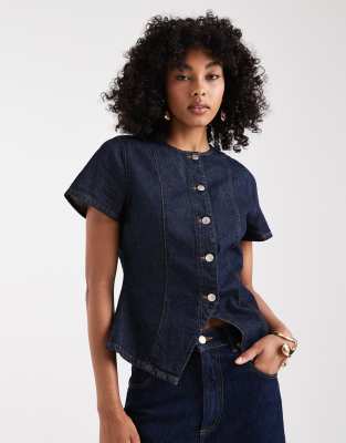 ASOS DESIGN - Kurzärmliges Jeansoberteil in indigoblauer Rinse-Waschung mit Knopfleiste vorne-Marineblau