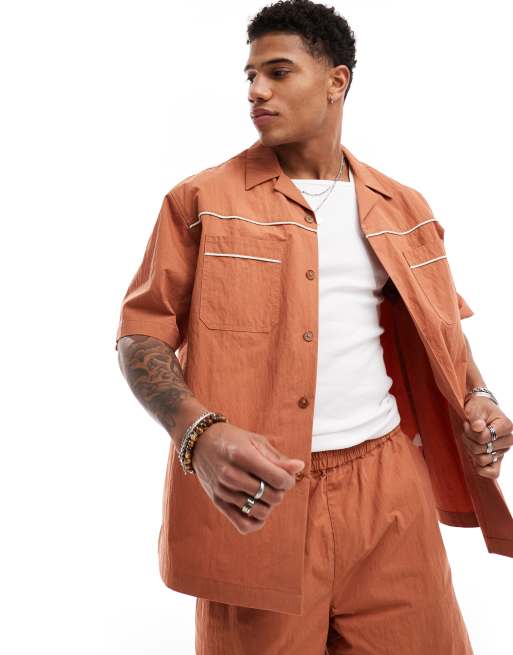 ASOS DESIGN – Kurzärmliges, kastiges Oversize-Hemd in Rostrot mit Paspelierung, Kombiteil