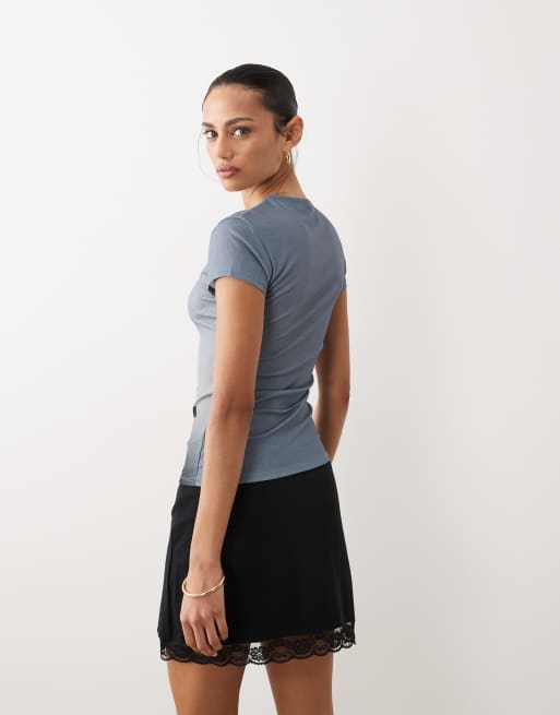 ASOS DESIGN – Kurzärmliges, knapp geschnittenes Oberteil in Blau mit Grafik, 3 von 4