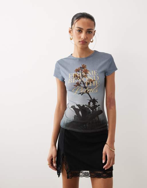 ASOS DESIGN – Kurzärmliges, knapp geschnittenes Oberteil in Blau mit Grafik, 4 von 4