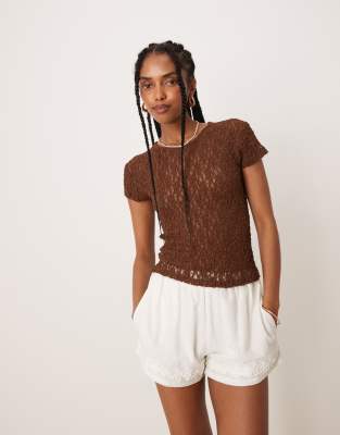 ASOS DESIGN - Kurzärmliges, knapp geschnittenes Spitzen-T-Shirt in Braun