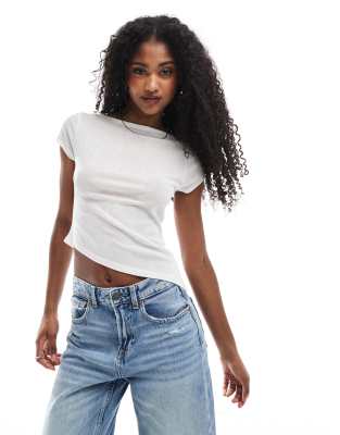ASOS DESIGN - Kurzärmliges, leicht durchscheinendes Oberteil in Elfenbein mit asymmetrischem Saum-Weiß
