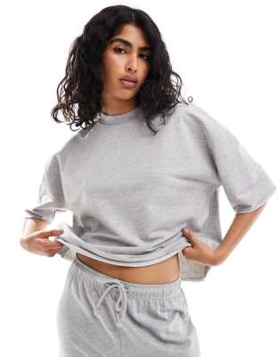 ASOS DESIGN - Kurzärmliges, leichtes Sweatshirt in meliertem Grau mit unbehandeltem Saum