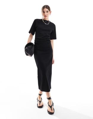 ASOS DESIGN - Kurzärmliges Maxikleid in Schwarz mit geraffter Taille und Seitenschlitz