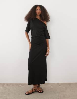 ASOS DESIGN - Kurzärmliges Midaxi-Kleid in Schwarz mit Raffung und abfallender Schulterpartie