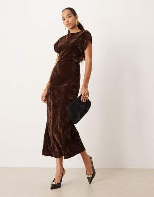 ASOS DESIGN - Kurzärmliges Midikleid aus Samt in Schokobraun mit Rundhalsausschnitt-Brown