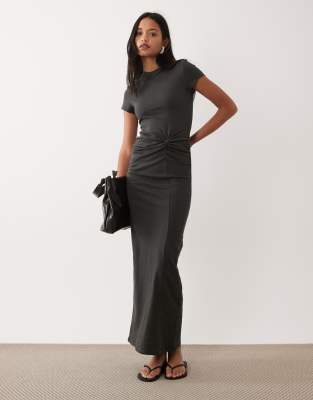 ASOS DESIGN - Kurzärmliges Midikleid in Anthrazit mit verdrehtem Detail-Grau