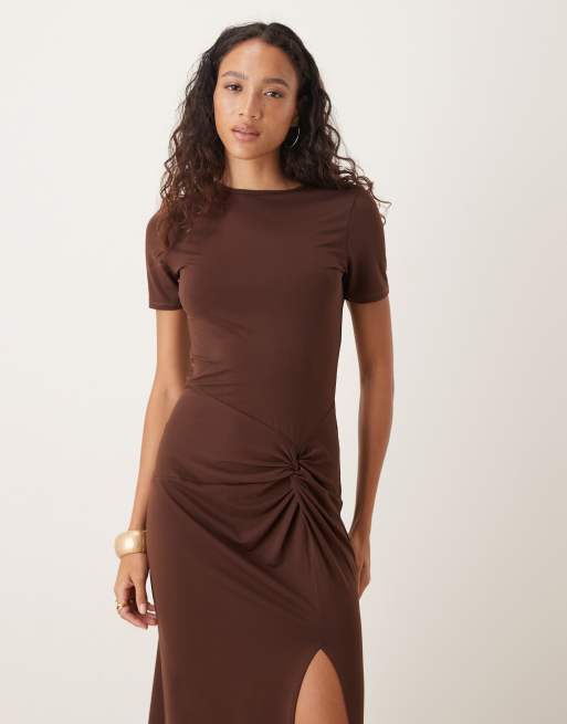 ASOS DESIGN – Kurzärmliges Midikleid in Schokobraun mit Knoten vorn, 2 von 4