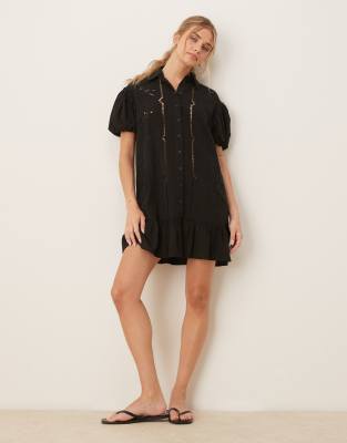 ASOS DESIGN - Kurzärmliges Mini-Hemdblusenkleid aus Twill in Schwarz mit Lochstickerei und gleichfarbigen Ziernähten
