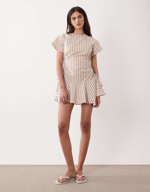 ASOS DESIGN – Kurzärmliges Minikleid aus Popeline in Hellbraun mit Streifen und gerafftem Bindedetail an der Taille, 2 von 4
