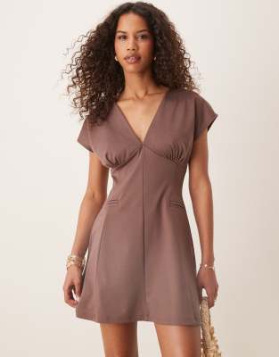 ASOS DESIGN - Kurzärmliges Minikleid in Mokka mit tiefem Ausschnitt und Ziernaht-Braun