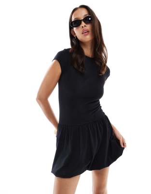 ASOS DESIGN - Kurzärmliges Minikleid in Schwarz mit Ballonsaum