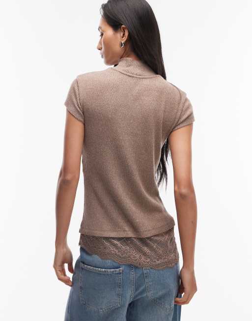 ASOS DESIGN – Kurzärmliges Oberteil in Braun mit Stehkragen und asymmetrischem Spitzensaum, 3 von 4