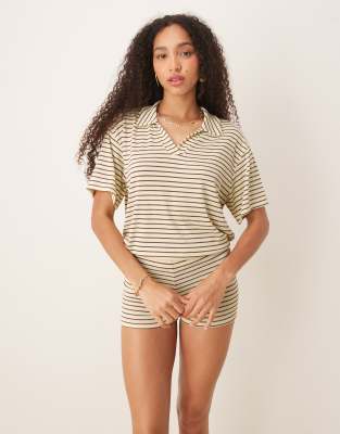 ASOS DESIGN - Kurzärmliges Oberteil in Gelb mit schokobraunen Streifen und Rugby-Kragen, Kombiteil-Bunt