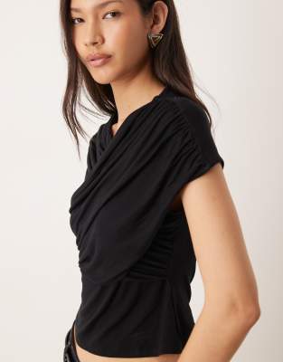 ASOS DESIGN - Kurzärmliges Oberteil in Schwarz mit drapierter gewickelter Vorderseite