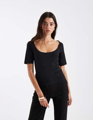 ASOS DESIGN - Kurzärmliges Oberteil in Schwarz mit weitem U-Ausschnitt