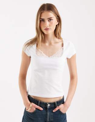 ASOS DESIGN - Kurzärmliges Oberteil in Weiß mit Detail aus Spitze