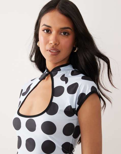 ASOS DESIGN – Kurzärmliges Oberteil mit Cut-out und Polka-Dot-Muster in Braun und Blau - view 1