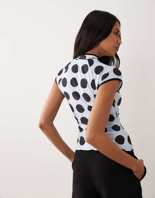 ASOS DESIGN – Kurzärmliges Oberteil mit Cut-out und Polka-Dot-Muster in Braun und Blau, 3 von 4