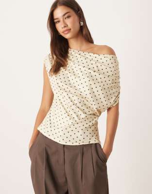 ASOS DESIGN - Kurzärmliges Oberteil mit Polka Dots und Wasserfallausschnitt-Weiß