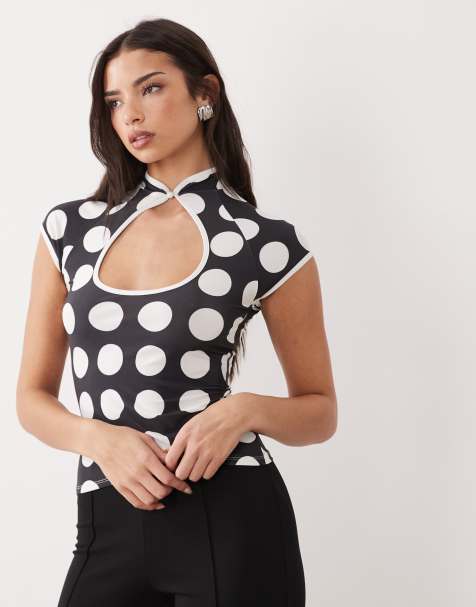 ASOS DESIGN – Kurzärmliges Oberteil mit Punktemuster und Zierausschnitt - view 1