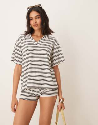 ASOS DESIGN - Kurzärmliges Oberteil mit Rugby-Kragen und Streifen in Schwarz-Weiß, Kombiteil-Bunt