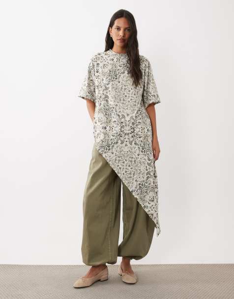 ASOS DESIGN kurzärmliges Oberteil mit Rundhalsausschnitt, asymmetrischem Volantsaum und Paisley-Print - view 1
