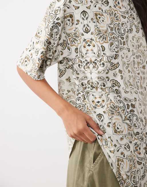ASOS DESIGN kurzärmliges Oberteil mit Rundhalsausschnitt, asymmetrischem Volantsaum und Paisley-Print, 3 von 4