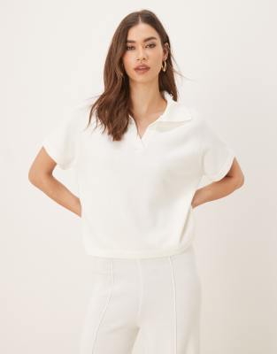 ASOS DESIGN - Kurzärmliges Polohemd aus Strick in Creme-Weiß