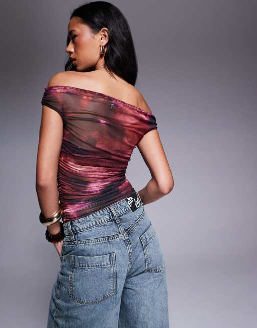 ASOS DESIGN – Kurzärmliges, schulterfreies Oberteil aus gerafftem Netzstoff in Rosa mit verzerrtem Blumenprint, 3 von 4